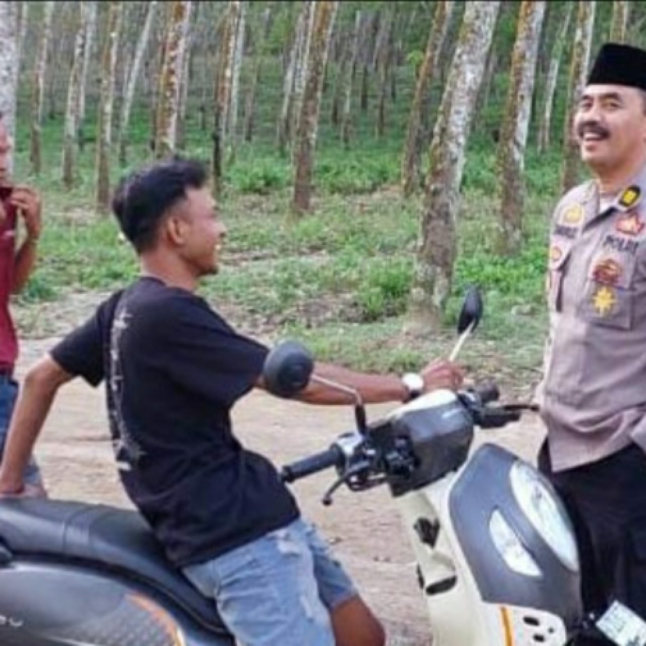 Pak Kumis Gagalkan Aksi Balap Liar di Batu Silangit, Berikan Edukasi kepada Para Remaja