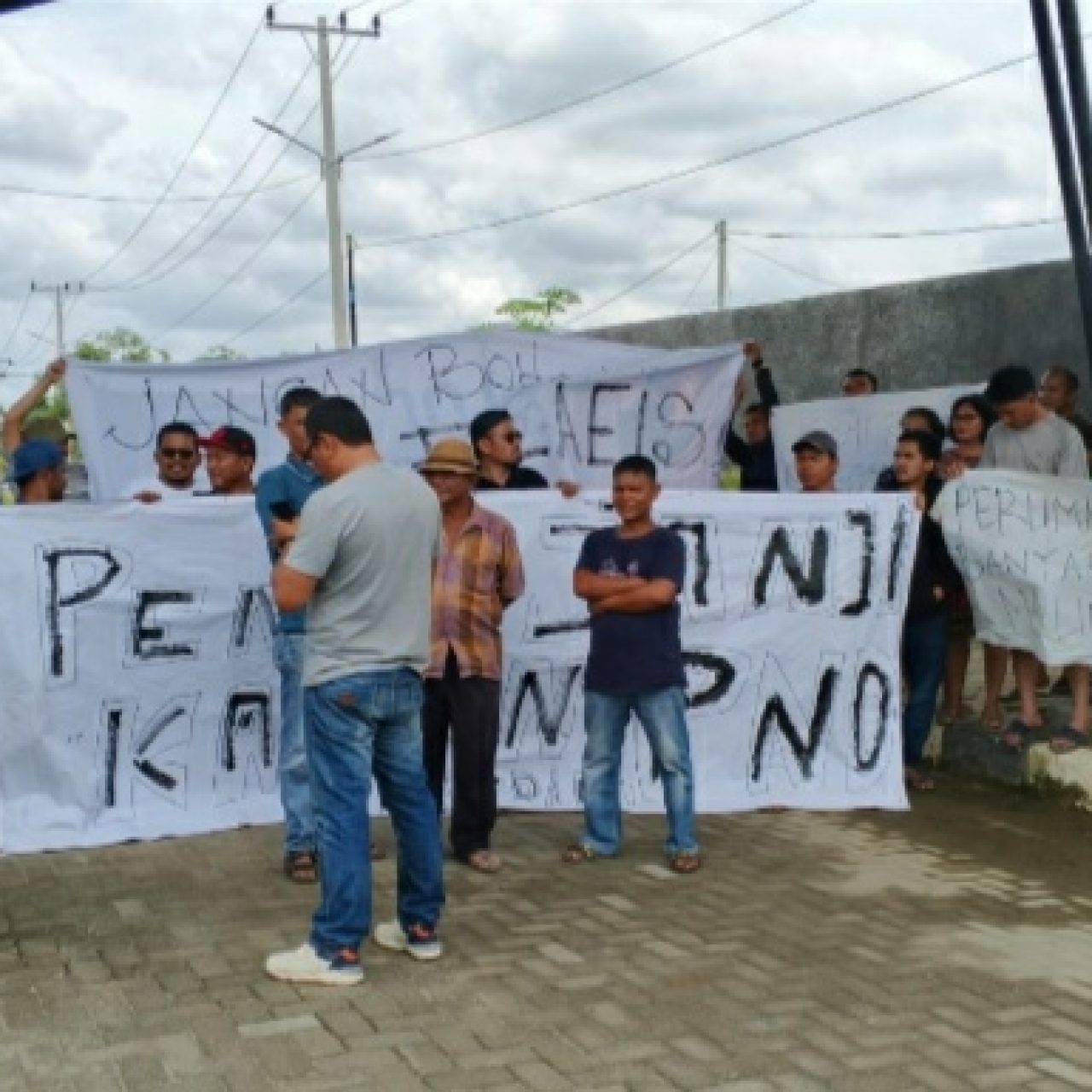 Gelar Aksi Damai, Warga Perumahan Cluster Elaeis Tagih Janji Depelover Penuhi PAM dan Bronjong