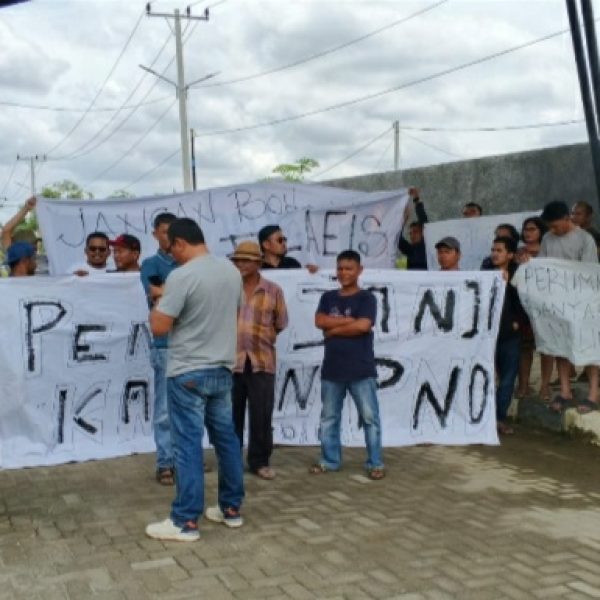 Gelar Aksi Damai, Warga Perumahan Cluster Elaeis Tagih Janji Depelover Penuhi PAM dan Bronjong