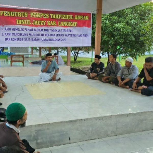 Pengurus PPTQ Ibnul Jauzi Gelar Diskusi Ramadhan dan Salurkan Paket Sembako