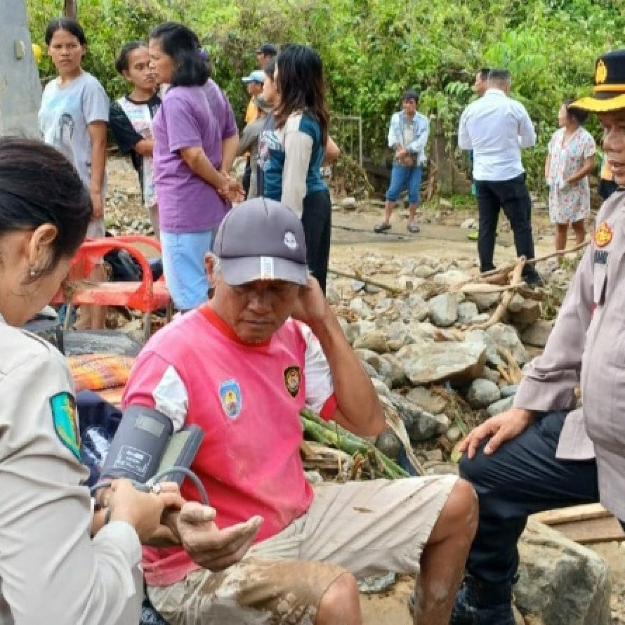 Tim Dokkes Polres Simalungun Berikan Pelayanan Kesehatan kepada Korban Banjir di Parapat, Pastikan Kesehatan Warga Terjaga