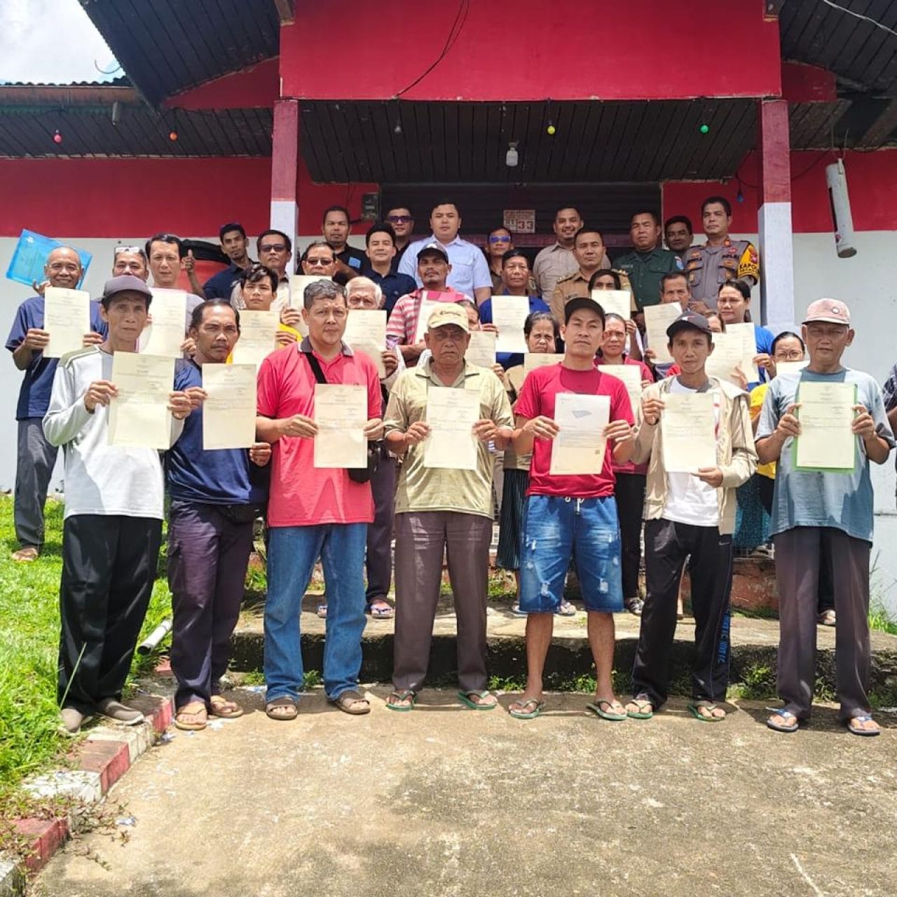 PTPN IV Regional V Serahkan Sertifikat Petani Plasma Program PTSL KUD Taminses