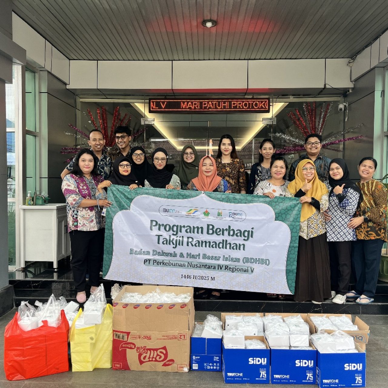 PTPN IV Regional V Tebar Berkah Ramadhan dengan Berbagi Takjil Gratis