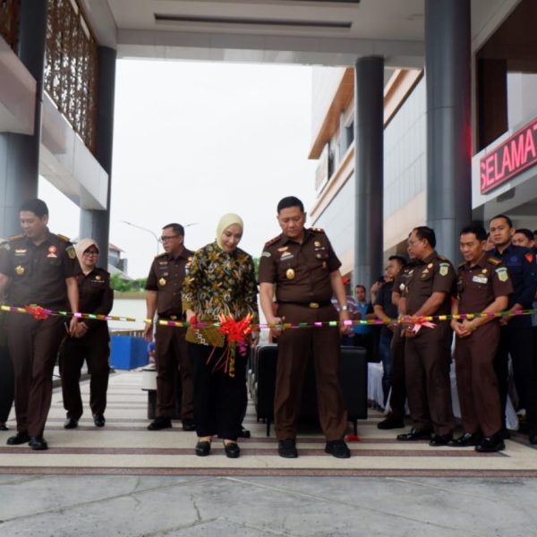 Sebagai Bentuk Kepedulian Kepada Sesama,Kajati Kaltim Membuka Bazar Murah Ramadhan Dihalaman Kantor Kejaksaan Tinggi Kaltim D