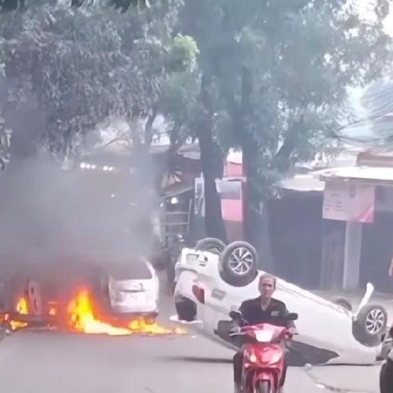 Massa Bakar Mobil Polisi saat Jemput Tersangka di Dekat TPU Pondok Ranggon