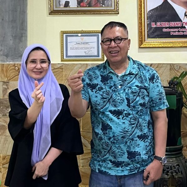 Cabup Pesawaran Nanda Indira Kunjungi Tokoh Pendiri Kabupaten Pesawaran Alzier Dianis Thabranie