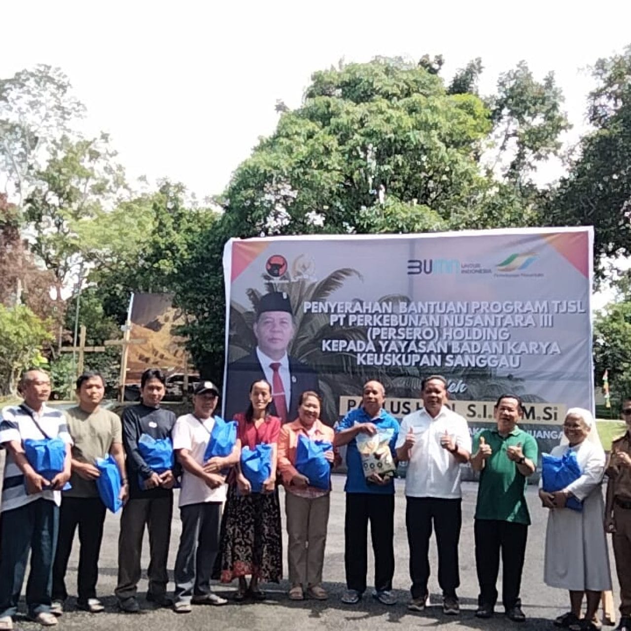 PTPN III (Persero) Serahkan 1000 Paket Beras ke Warga Sanggau