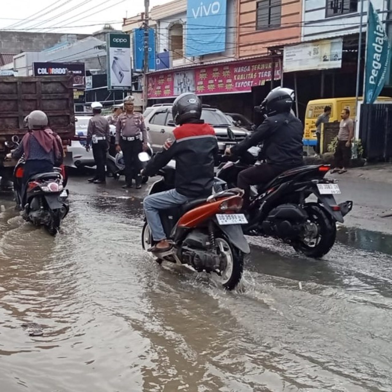 Banjir Genangi Ruas Jalan di Kota Bulukumba, Polisi Bantu Warga Lewati Genangan