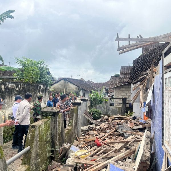 Satu Rumah Roboh di Desa Songgon, Polsek bersama Warga Sigap Beri Bantuan bersihkan puing