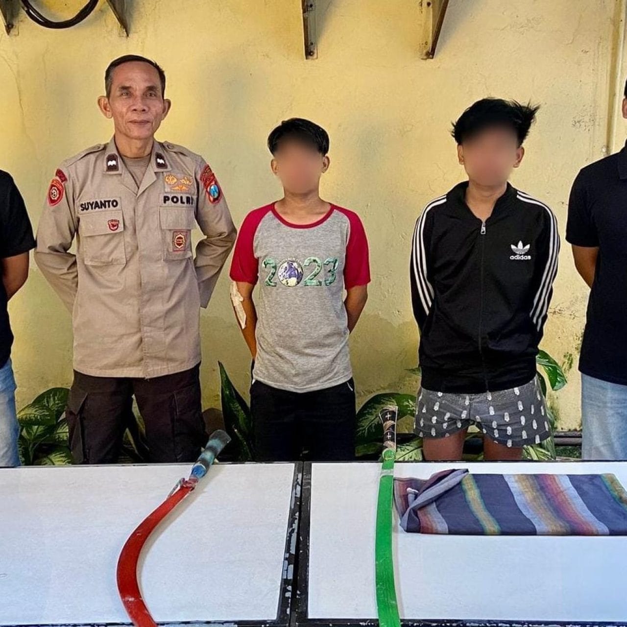 Gerak Cepat Polisi Amankan Dua Remaja Bersajam Hendak Tawuran di Surabaya