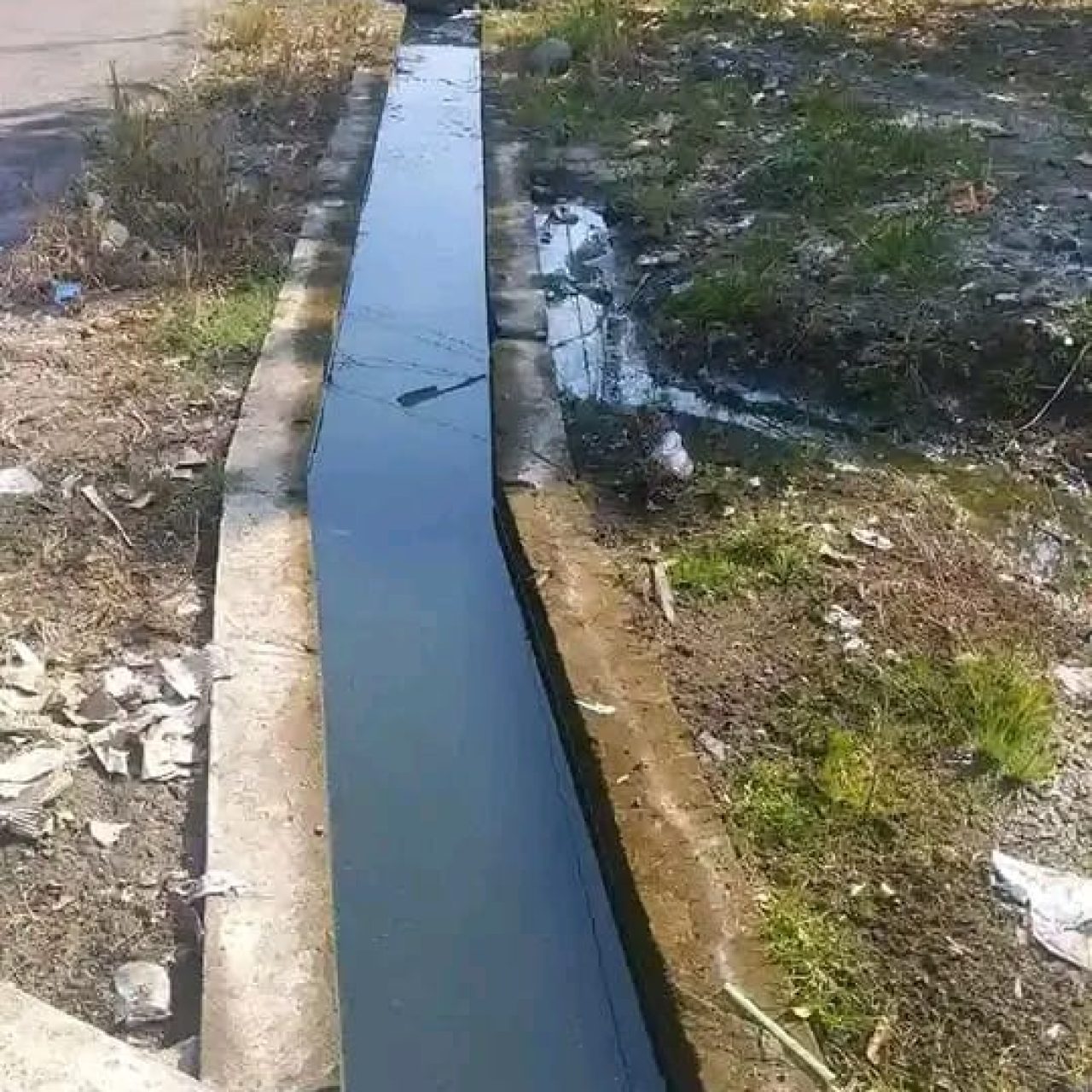 Bau Menyengat Parit Air Itam Buat Warga Resah, Pemerintah Desa Dinilai Tutup Mata