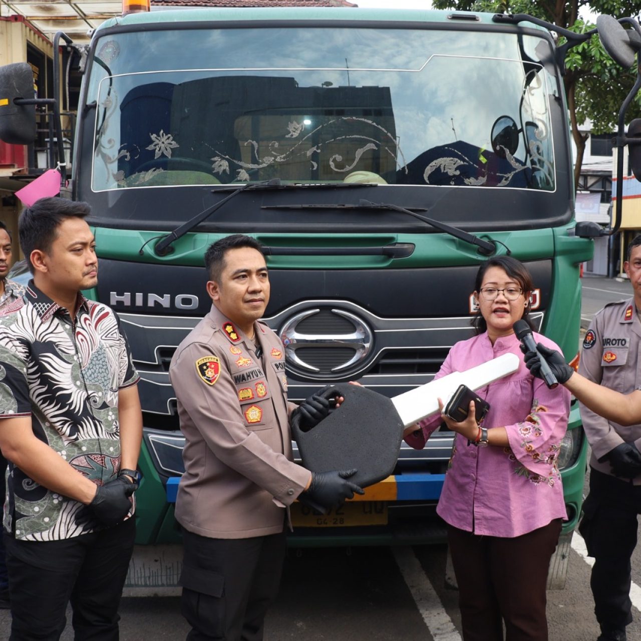 Senyum Sumringah Korban Curanmor Saat Polres Pelabuhan Tanjungperak Temukan dan Kembalikan Kendaraan yang Hilang