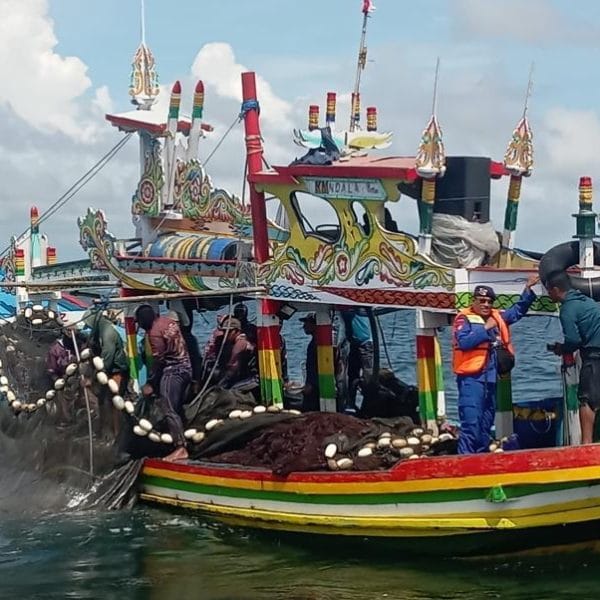 Polisi Amankan Tiga Kapal Bolga yang Melanggar Batas Wilayah Tangkap Ikan di Probolinggo