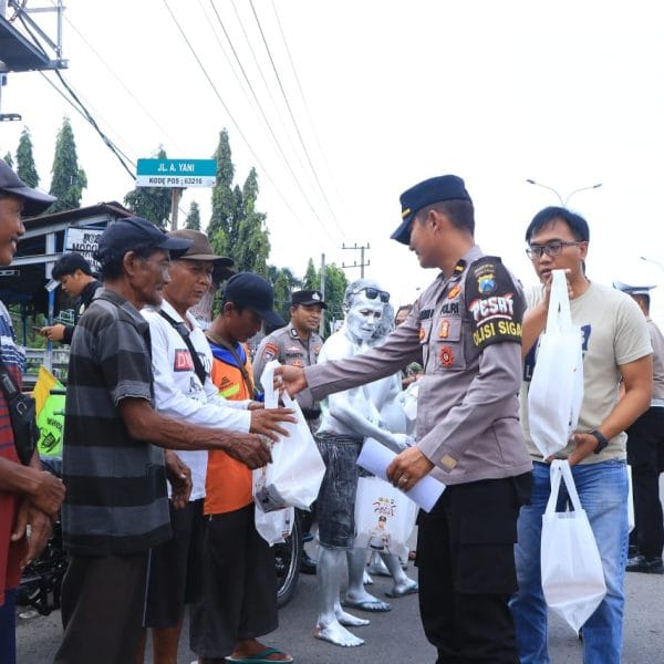 Polisi Peduli Turun ke Jalan Salurkan Bansos untuk Pekerja Jalanan di Ngawi   