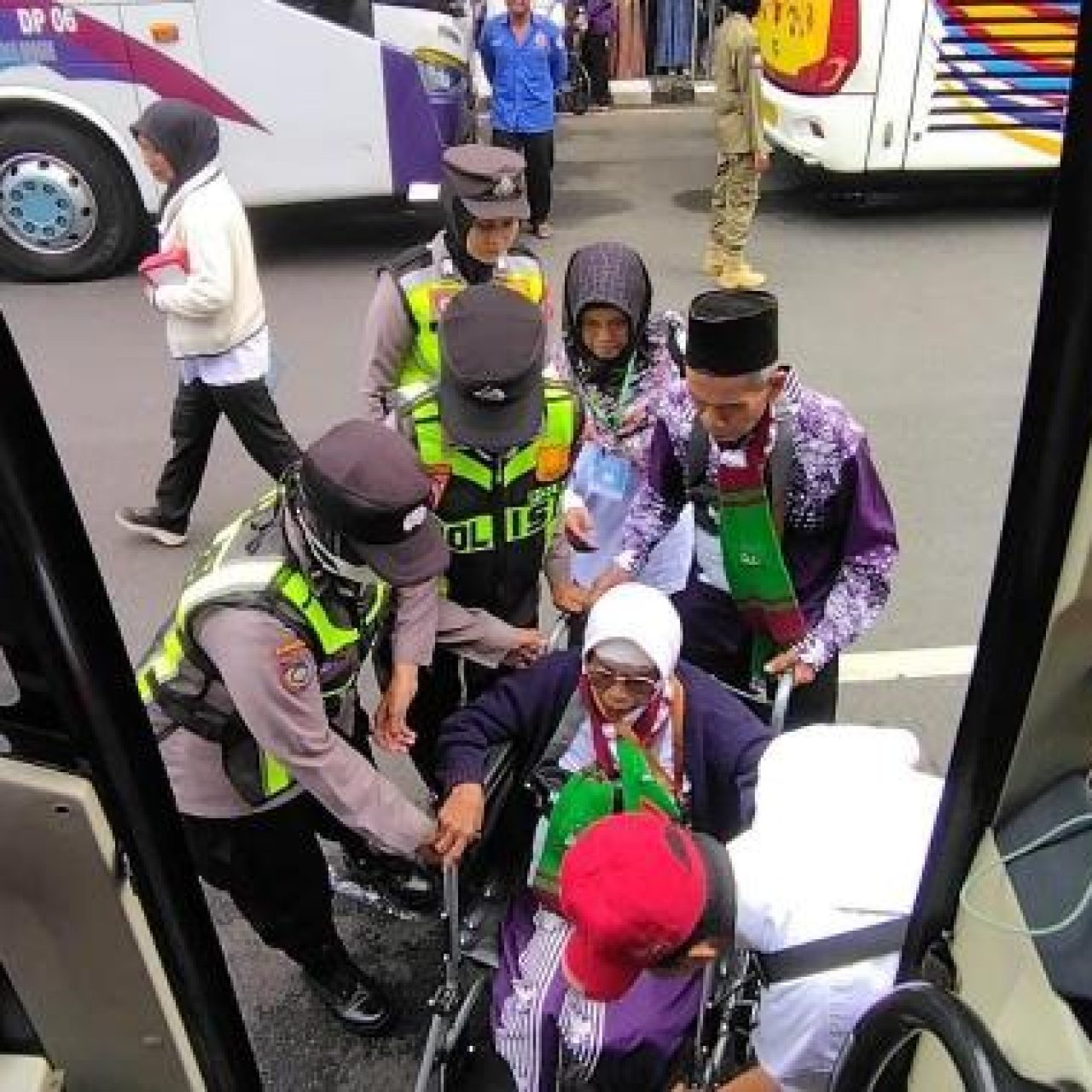 Sigap dan Tulus, Polwan Polres Bojonegoro Dampingi Calon Haji Lansia Menuju Bus