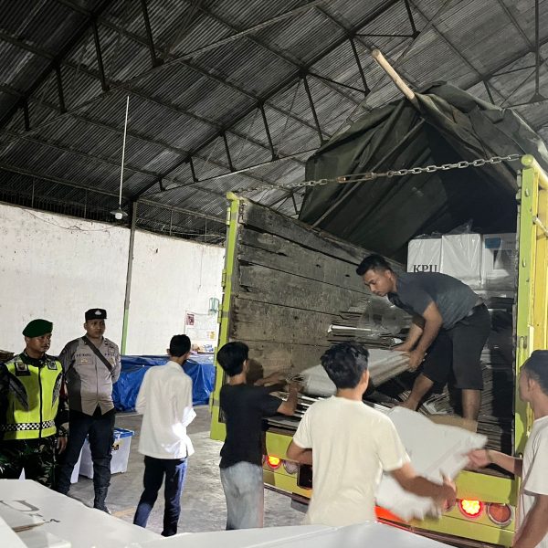 ‎Kolaborasi TNI-Polri dan Pemerintah Daerah: Kotak Surat Suara PSU PPK Way Khilau Tiba Digudang Logistik Dengan Aman