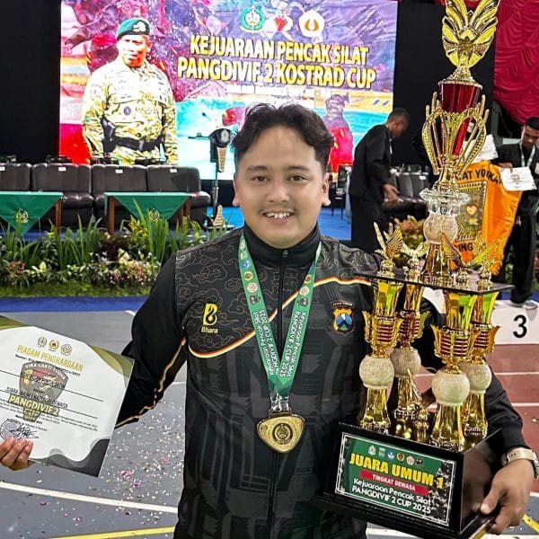 Personel Polres Lamongan, Bripda Sholeh Maulana, Raih Medali Emas di Pencak Silat Pangdivif 2 Cup 2025