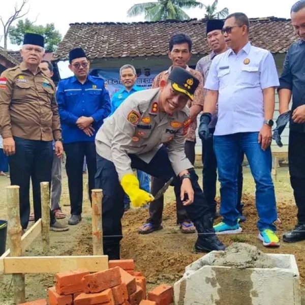 Kepolisian Resor (Polres) Musi Rawas melaksanakan program bedah rumah bagi warga kurang mampu.