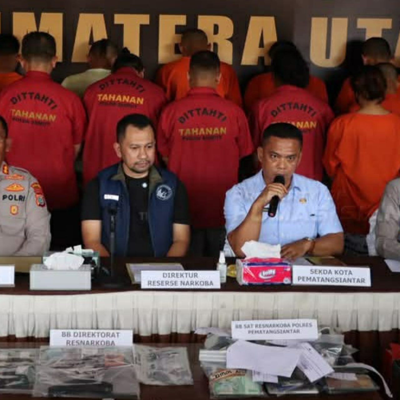 Konferensi Pers Peredaran Narkoba dan Miras Ilegal oleh Kapolres Pematangsianțar Bersama Direktorat Narkoba Polda Sumut