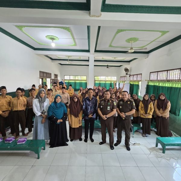 Kejaksaan Tinggi Kaltim Berikan Penyuluhan Hukum  di MA Ma’arif NU 1 Samarinda