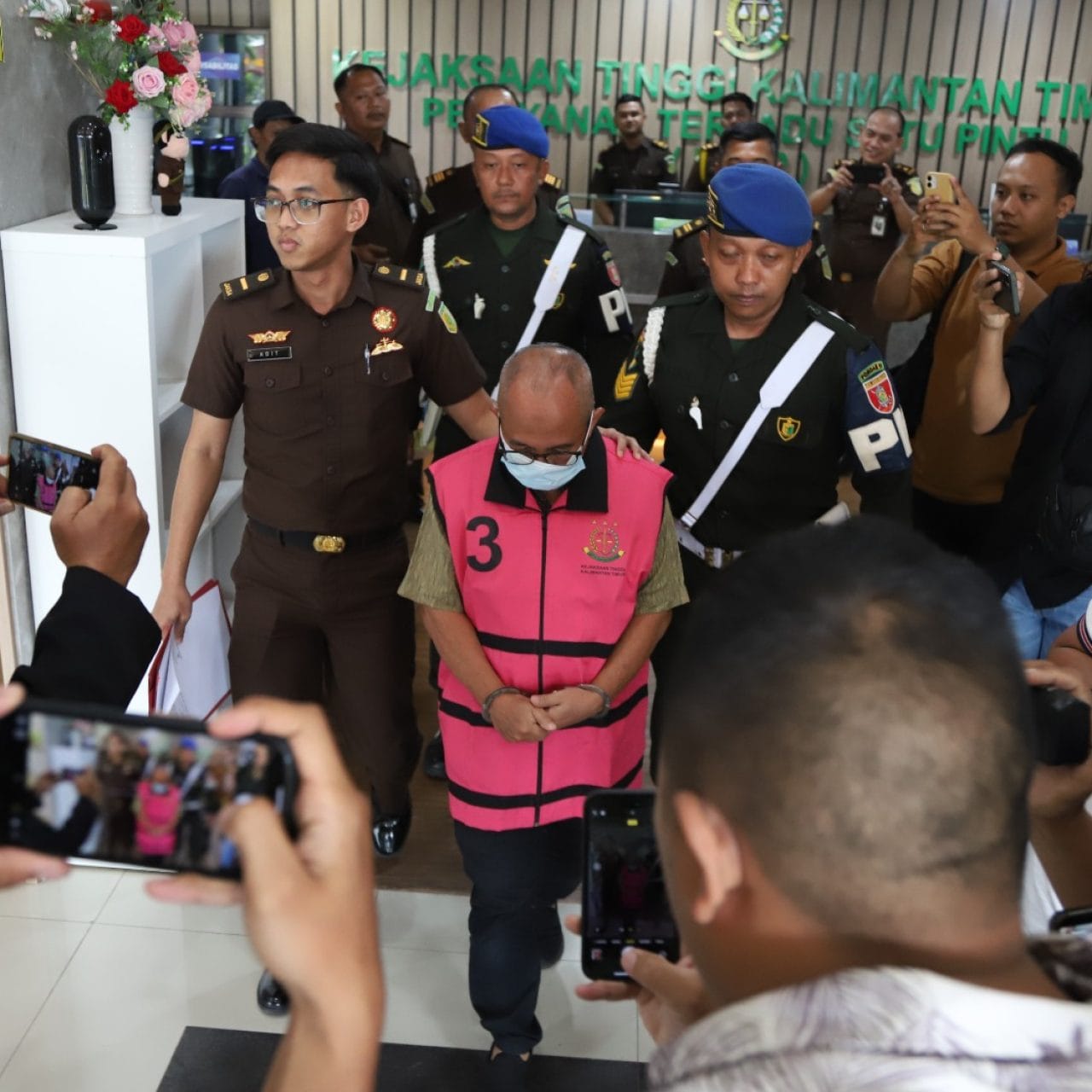 Kejati Kaltim Menahan 2 Tersangka Perkara Dugaan Tindak Pidana Korupsi Pelaksanaan Reklamasi Pertambangan Batu Bara Oleh CV. Arjuna Di Kota Samarinda