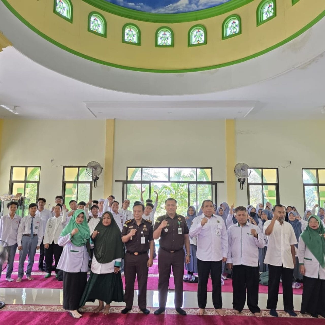 KEJAKSAAN TINGGI KALIMANTAN TIMUR BERIKAN PENYULUHAN HUKUM  DI MA DDI TANI AMAN SAMARINDA