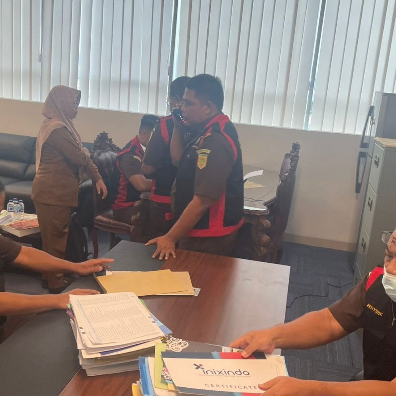 TIM PENYIDIK KEJATI KALTIM GELEDAH KANTOR DINAS PEMUDA DAN OLAHRAGA PROVINSI KALIMANTAN TIMUR