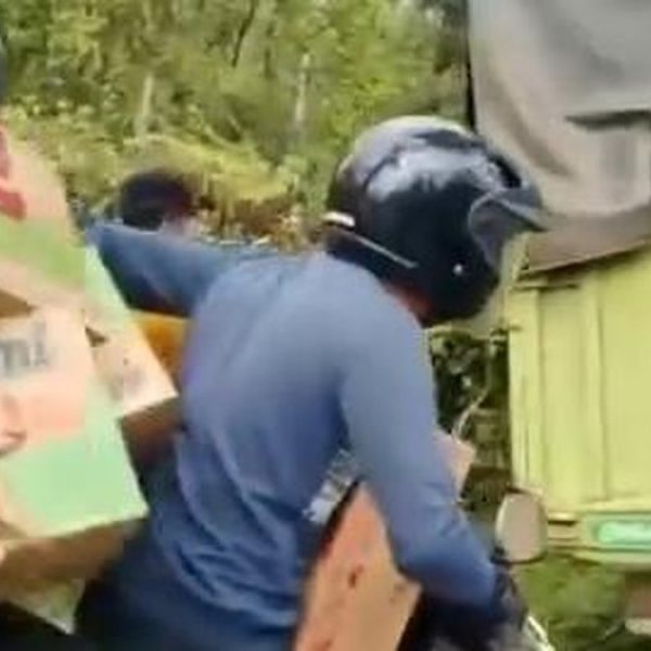 Viral Penjarahan Mi Instan Usai Truk Terguling di Banyuasin