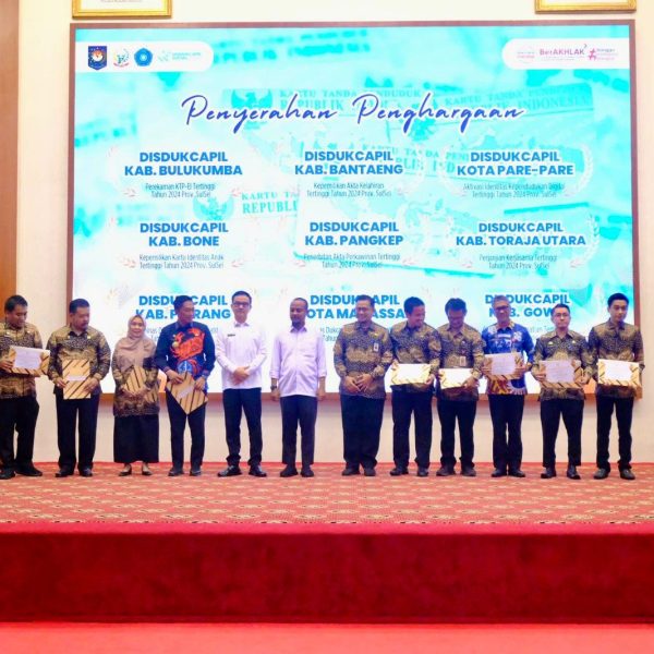 Disdukcapil Bulukumba Raih Penghargaan Perekaman KTP El Tertinggi se-Sulsel 2024