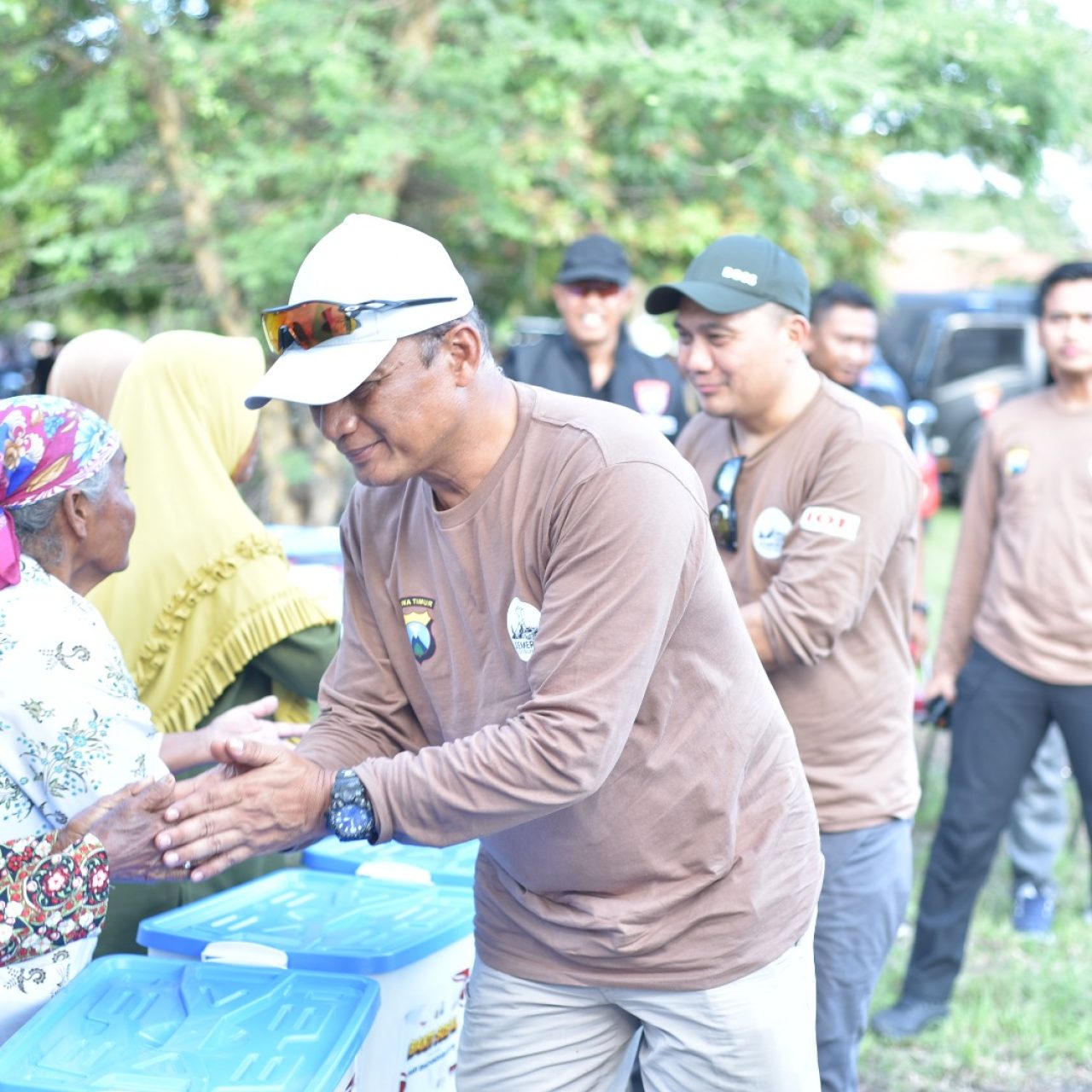 Sambut Hari Bhayangkara ke-79, Kapolda Jatim Safari Kamtibmas Salurkan Bansos untuk Warga Pesisir Situbondo