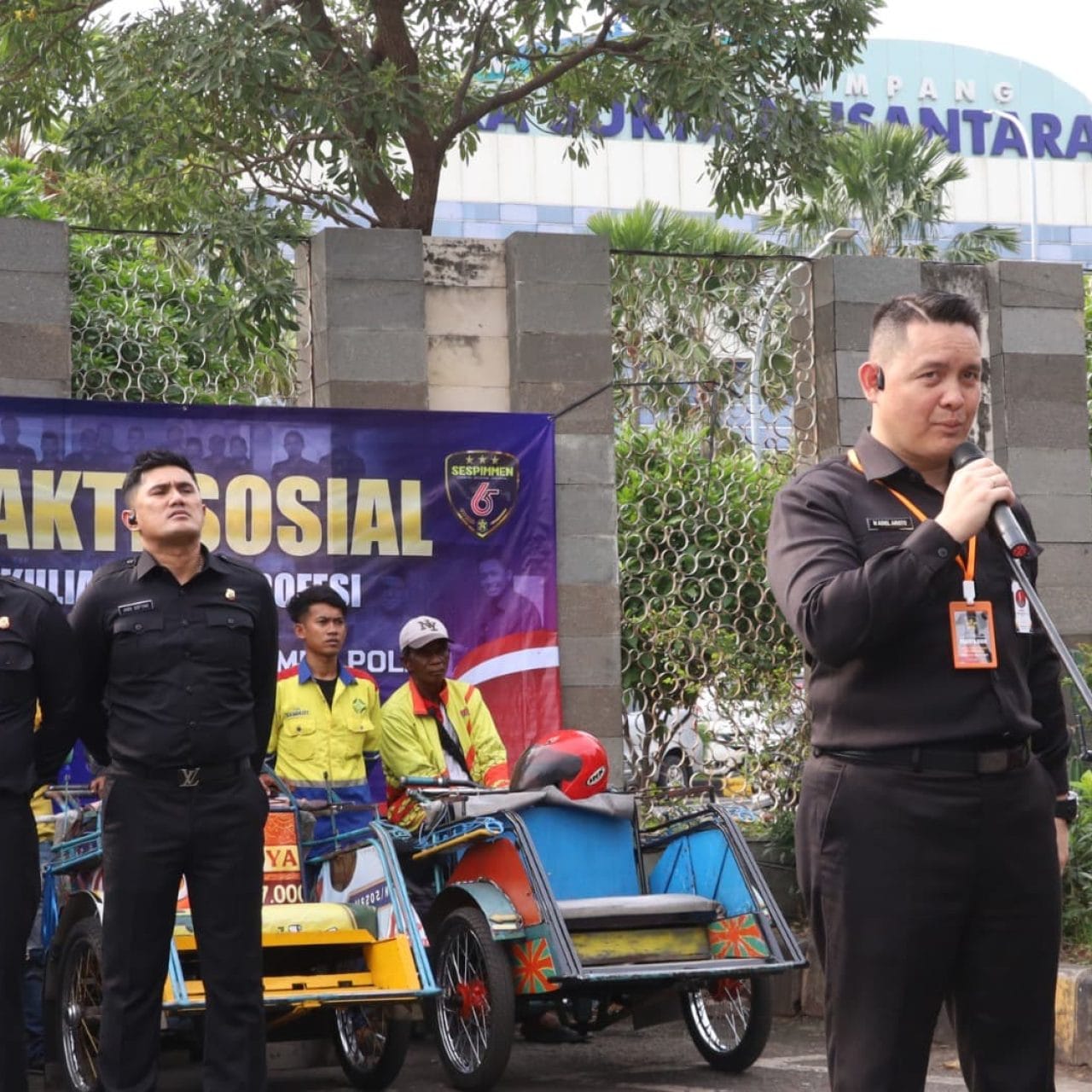 Sespimmen Polri Dikreg ke-65 Gelar Baksos di Terminal GSN Tanjung Perak, Sasar TKBM dan Pengemudi Bentor