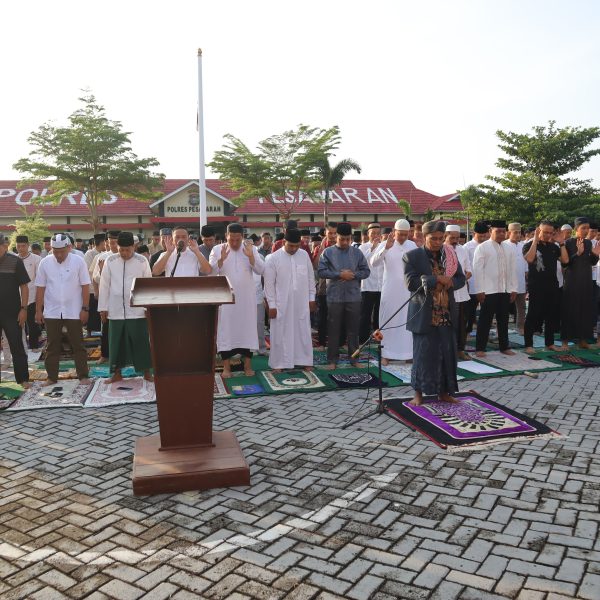 Polres Pesawaran Gelar Sholat Idul Adha 1446 H Bersama Masyarakat, Wujudkan Harmoni dan Kebersamaan