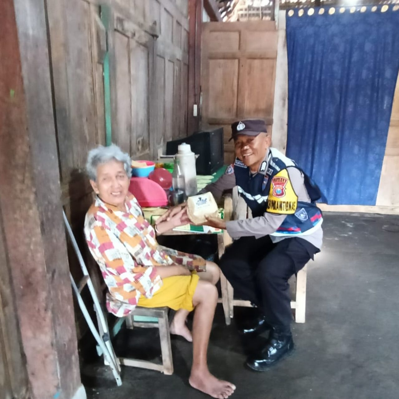 Tanpa Sampah Plastik Polres Magetan Peduli Lingkungan, Pembagian Daging Kurban Gunakan Besek Bambu