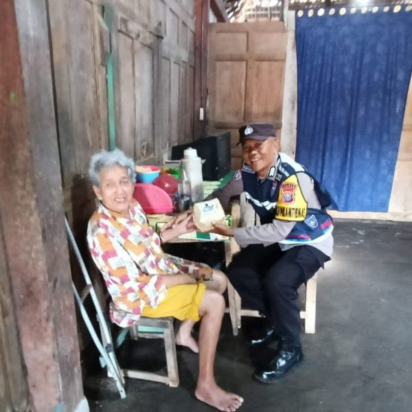 Tanpa Sampah Plastik Polres Magetan Peduli Lingkungan, Pembagian Daging Kurban Gunakan Besek Bambu