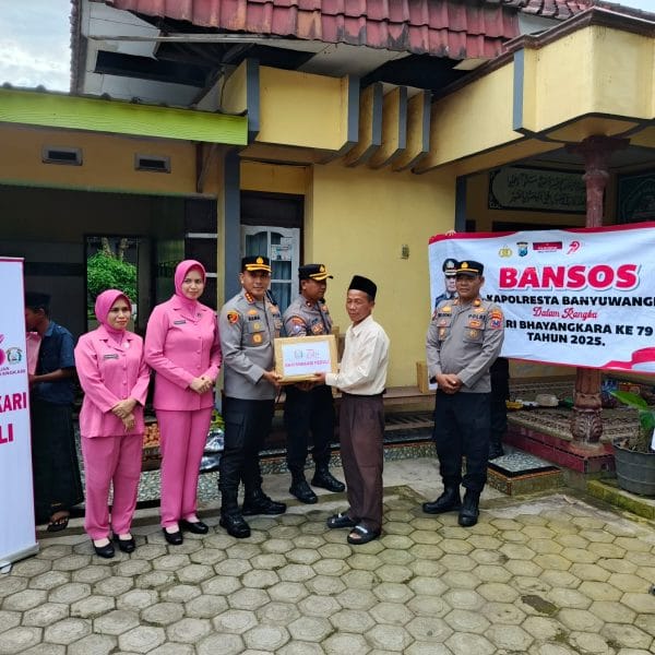 Dalam Rangka Hari Bhayangkara ke-79, Polresta Banyuwangi Gelar Baksos ke Panti Jompo dan Panti Asuhan