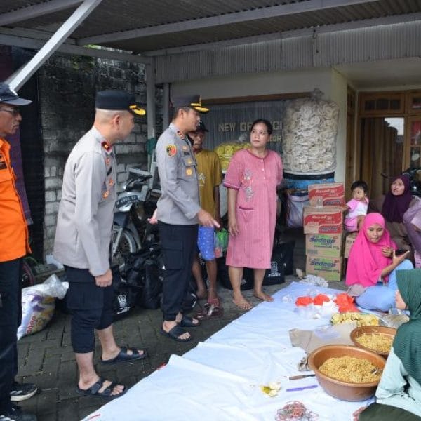 Kapolres Gresik Salurkan Bantuan Sosial Bagi Warga Terdampak Banjir di Benjeng   