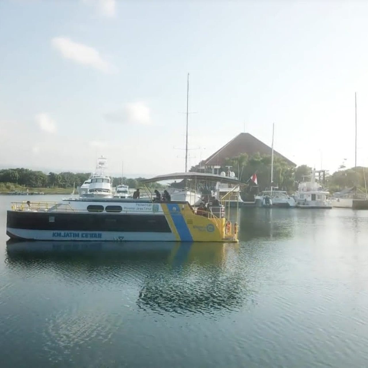 Hanya Dengan Rp 79 Ribu, Nikmati Keindahan Pantai Banyuwangi dengan Kapal Listrik Mewah