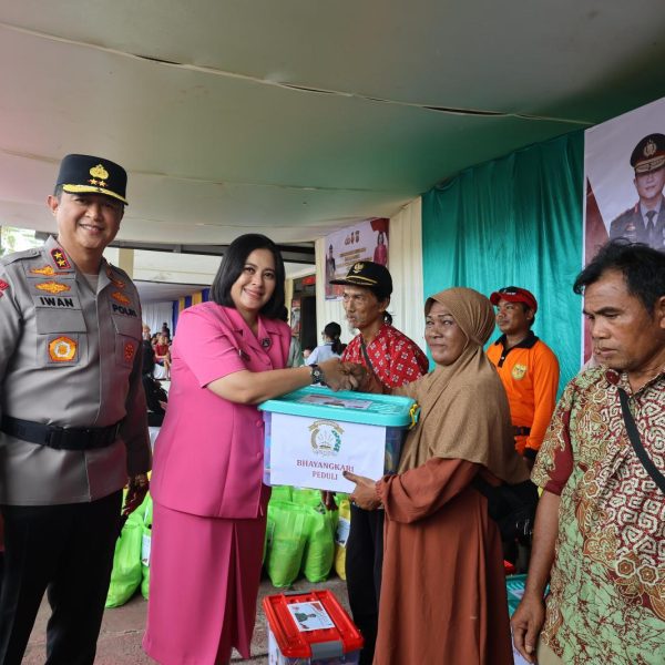 Sambut Hari Bhayangkara ke-79, Kapolda Kalteng Pimpin Bakti Kesehatan dan Serahkan Bansos untuk Petani di Gunung Mas