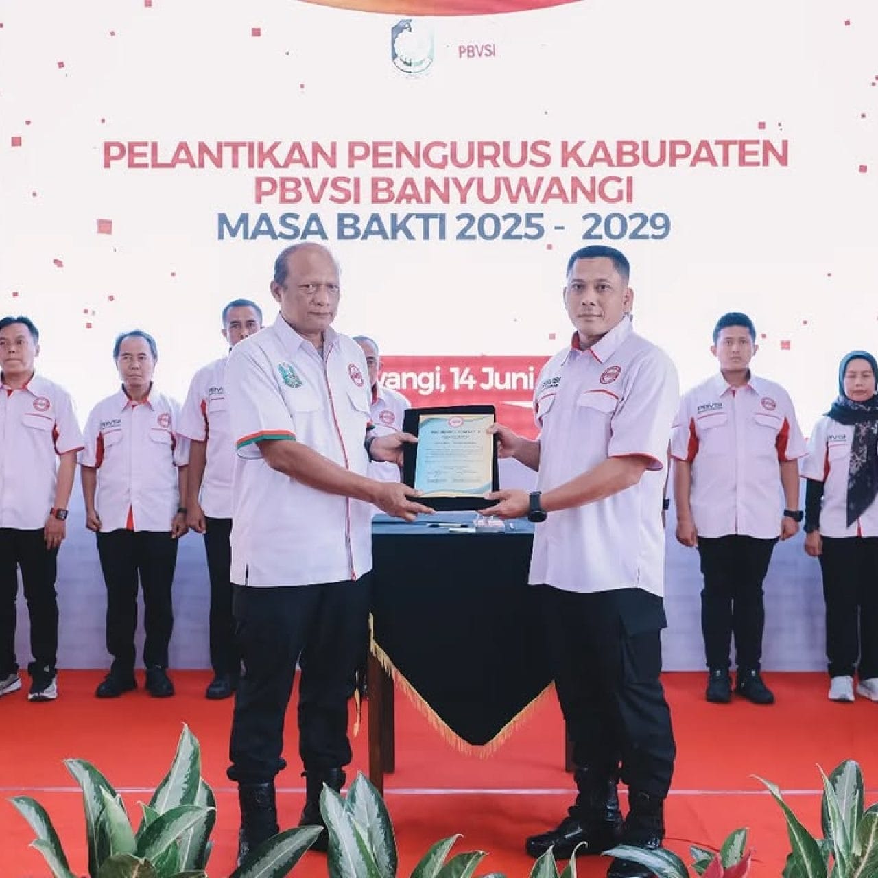 Kapolda Jatim Laksanakan Kunjungan Kerja dan Melantik Pengurus PBVSI Banyuwangi   