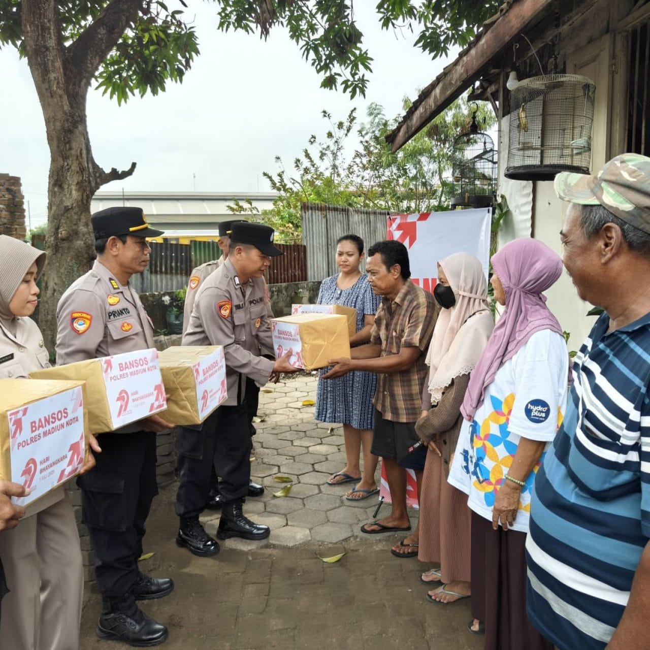 Senyum Renyah Warga Terima Bantuan Polres Madiun Kota di Hari Bhayangkara ke -79