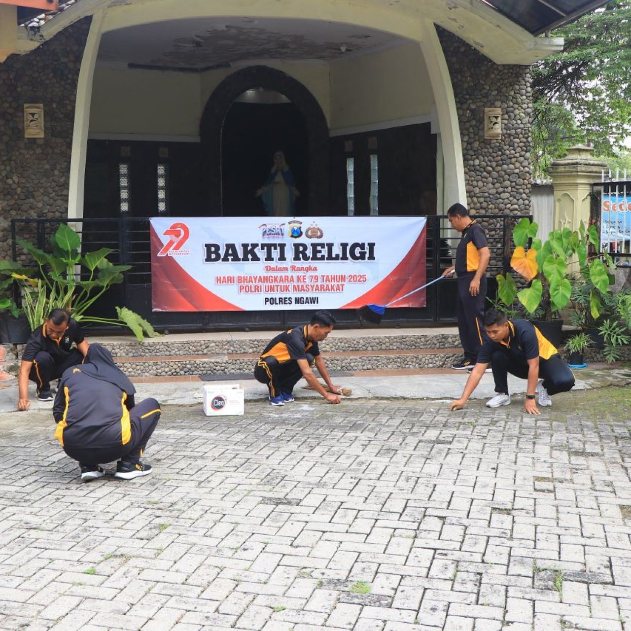 Polres Ngawi Gelar Bakti Religi di Hari Bhayangkara ke -79, Bersih – bersih di Sejumlah Tempat Ibadah