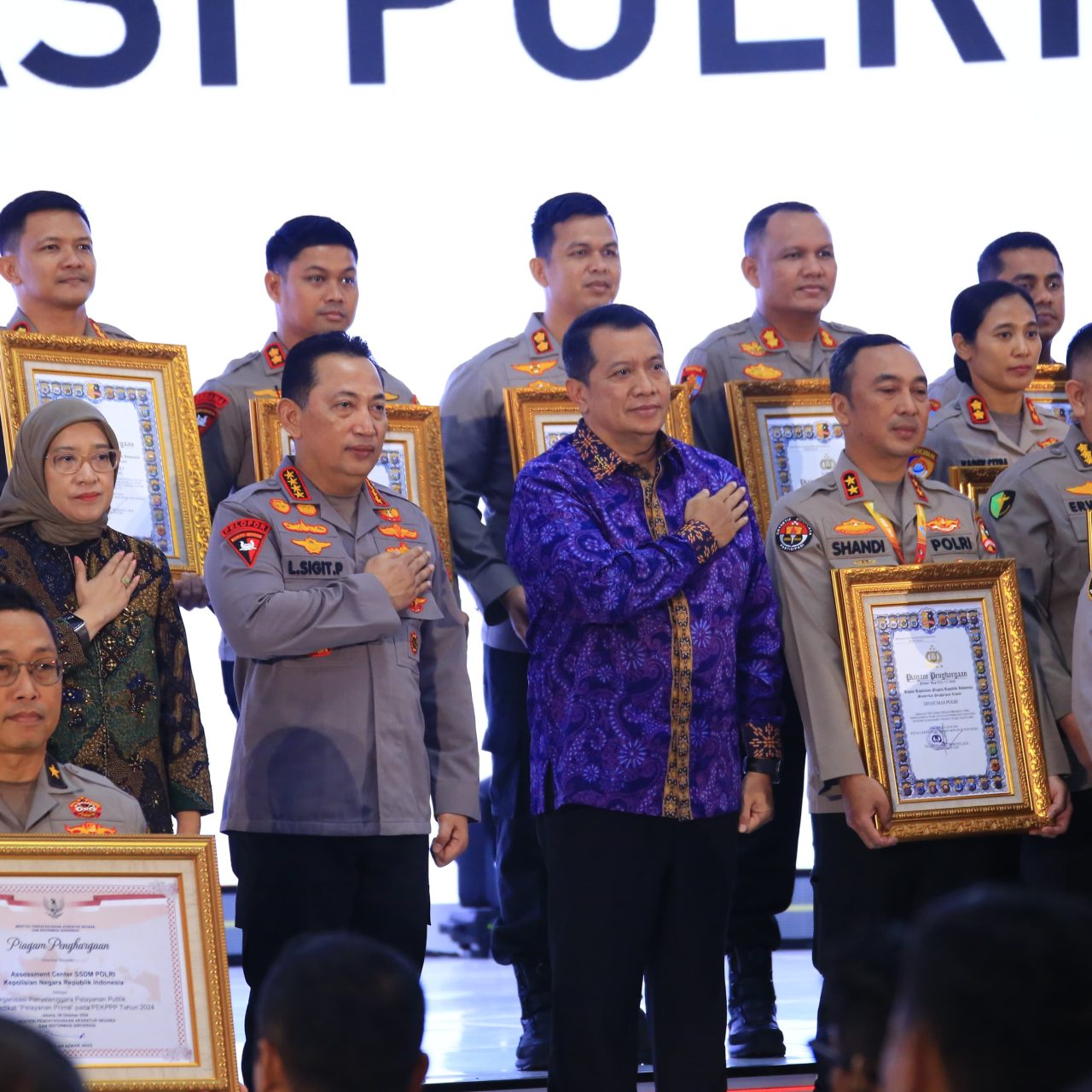 Kapolri Berikan Penghargaan Pembangunan Zona Integritas WBK Kepada Divisi Humas Polri