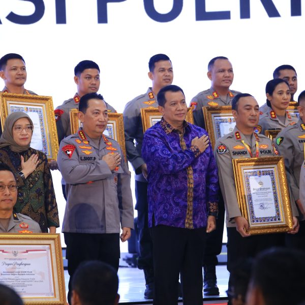 Kapolri Berikan Penghargaan Pembangunan Zona Integritas WBK Kepada Divisi Humas Polri