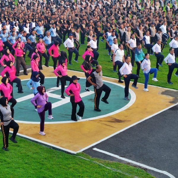 Soliditas Polda Jatim Bersama TNI dan Forkopimda Olahraga Bersama Sambut Hari Bhayangkara ke -79