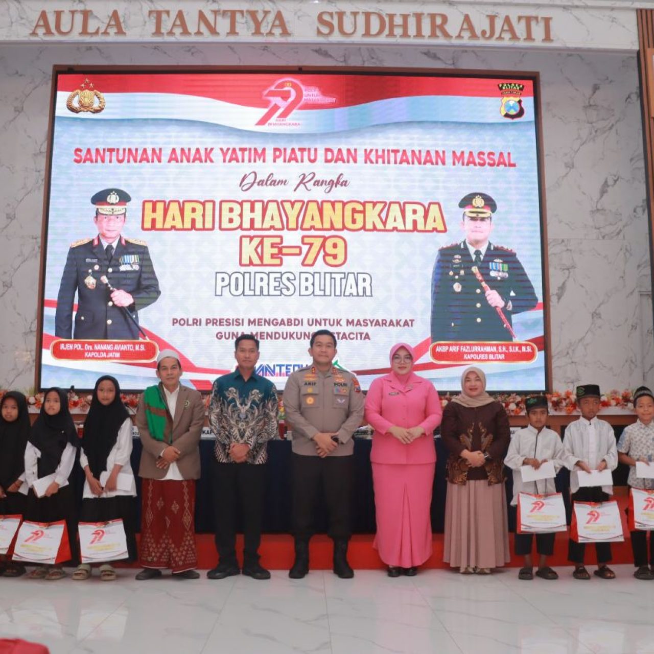 Polres Blitar Gelar Khitan Massal Salurkan Bansos untuk Anak Yatim Piatu dan Difabel di Hari Bhayangkara ke – 79