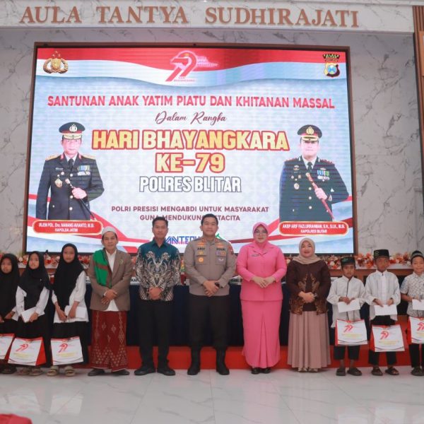 Polres Blitar Gelar Khitan Massal Salurkan Bansos untuk Anak Yatim Piatu dan Difabel di Hari Bhayangkara ke – 79