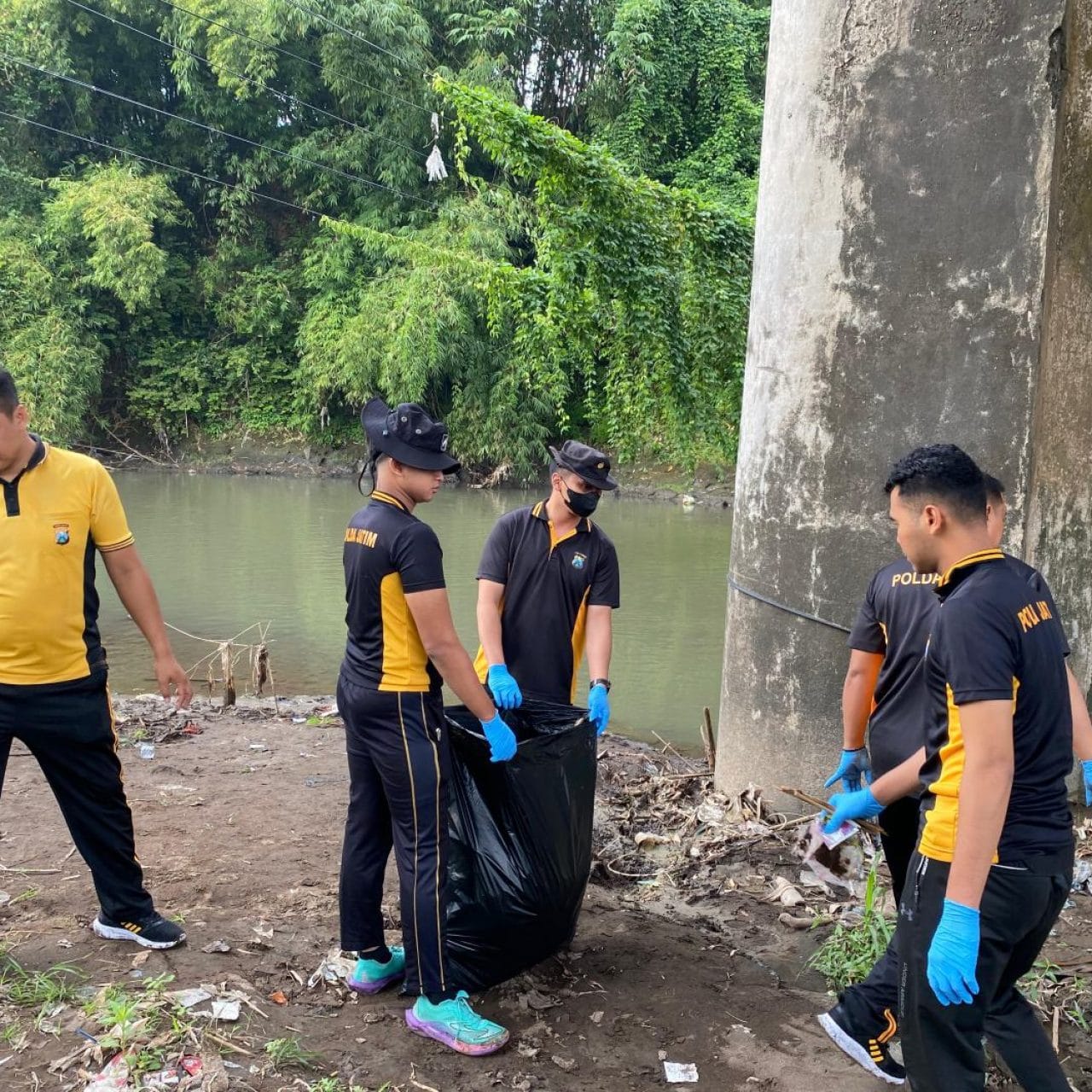 Polri Peduli Lingkungan: Polres Jember Gelar Aksi Bersihkan Sungai Bedadung di Hari Bhayangkara ke -79   