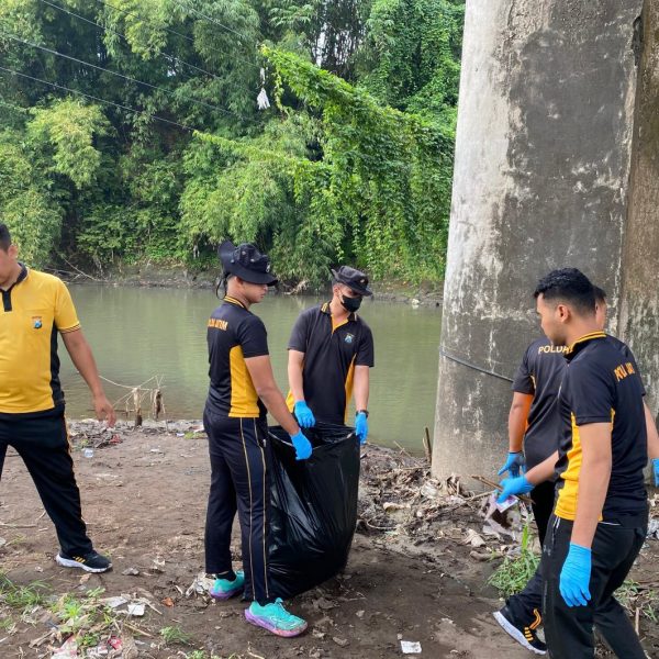 Polri Peduli Lingkungan: Polres Jember Gelar Aksi Bersihkan Sungai Bedadung di Hari Bhayangkara ke -79   