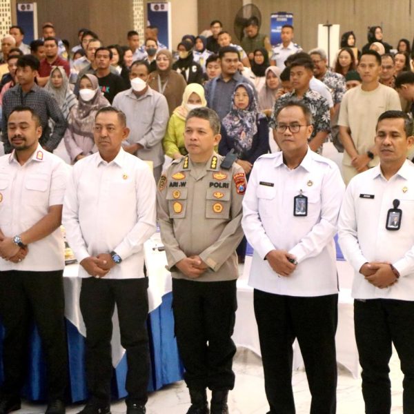 Polda Jatim dan Kanwil Ditjen Imigrasi Bersinergi Sambut Hari Bhayangkara ke – 79 Gelar Semarak 1079 Paspor untuk Negeri