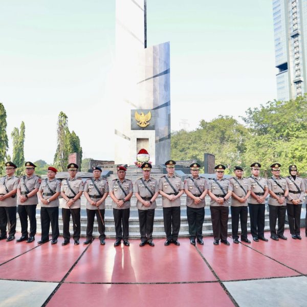 Hari Bhayangkara ke – 79 Polda Jatim Kenang Jasa Para Pahlawan, Ziarah dan Tabur Bunga di TMP*